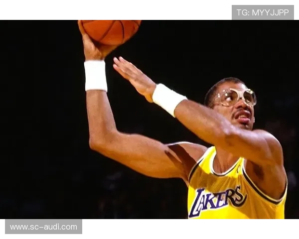 卡里姆·阿布杜尔-贾巴尔内线背身单打效率领先贾巴尔晚期巅峰时期